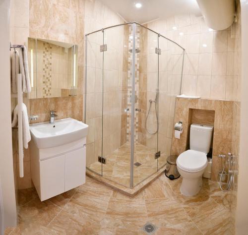 een badkamer met een douche, een toilet en een wastafel bij Shipka 1 in Varna