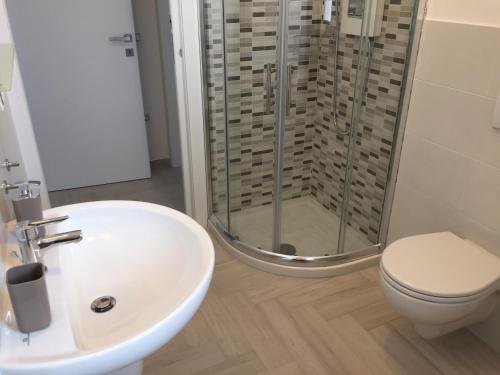 Bilik mandi di Le Domus Modern Apartments Cagliari