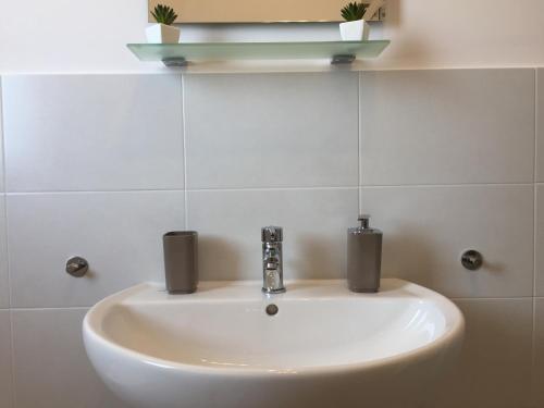 Bilik mandi di Le Domus Modern Apartments Cagliari