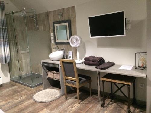 Bilik mandi di Chambres d hotes Couette et Campagne