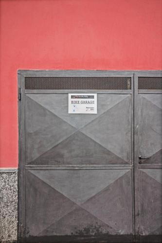 a metal garage door with a sign on it at Albergo Rondò in Acqui Terme