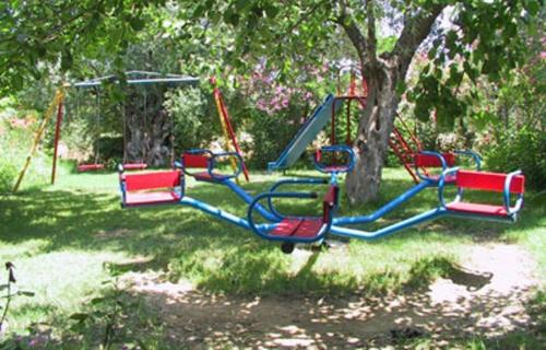 ポトスにあるElsa Hausの遊び場付き公園