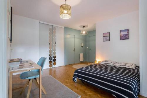 une chambre avec un lit, un bureau et une table dans l'établissement Appartement Lyon Centre Confluence 100 m2 Parking Terrasses, à Lyon
