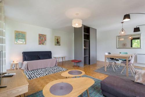 un salon avec un canapé et une table dans l'établissement Appartement Lyon Centre Confluence 100 m2 Parking Terrasses, à Lyon