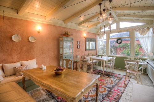 ein Wohnzimmer mit einem Tisch und einem Esszimmer in der Unterkunft Primoula Country Hotel & Spa in Ano Pedina