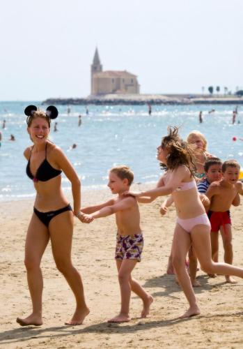 a group of children playing on the beach at Hotel Garden Sea Wellness & Spa 4 stelle superior in Caorle