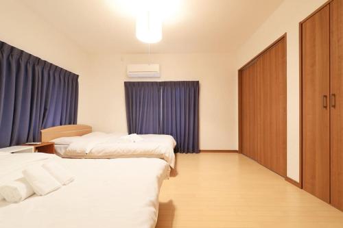 Postel nebo postele na pokoji v ubytování Tokaichi inn 一軒家貸切