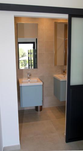 une salle de bain avec deux lavabos et un miroir dans l'établissement Villa Vue Mer, piscine chauffée, tennis, à Porticcio