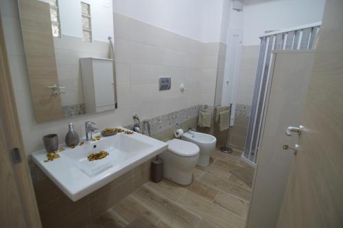 y baño con lavabo blanco y aseo. en Triscele Casa Vacanze, en Portopalo di Capo Passero