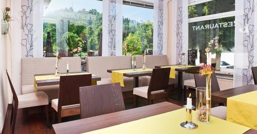 A restaurant or other place to eat at Hotel am Kurpark