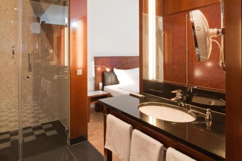 A bathroom at Grand Hotel Mussmann