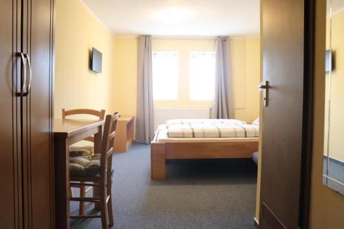 Postel nebo postele na pokoji v ubytování Hotel Zum Waldstein