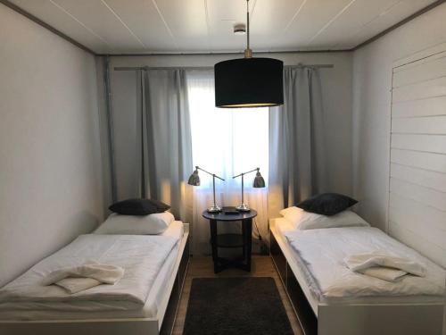 two beds in a small room with a window at ZUM BAHNHÖFLE Restaurant & Hotel - Albbruck Am Rhein in Albbruck