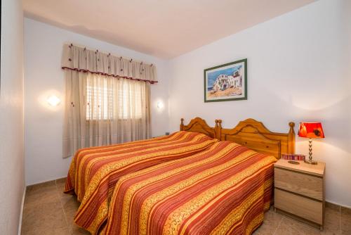 プラヤ・デル・イングレスにあるCosy Corner Playa del Inglésのベッドルーム(大型ベッド1台、窓付)