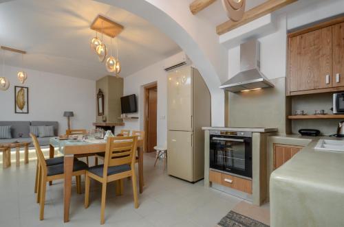 Dapur atau dapur kecil di Flora's Villa with Plunge Pool