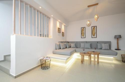 Ruang duduk di Flora's Villa with Plunge Pool