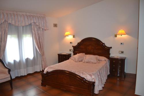 Un dormitorio con una cama con dos almohadas encima. en Casa Santo Tomé, en Toledo