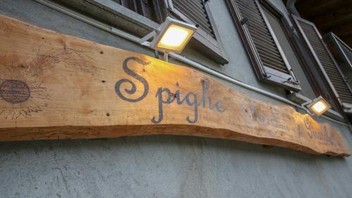 a sign that says s private hanging on the side of a building at Spighe Paglia e Girasole in Candia Canavese