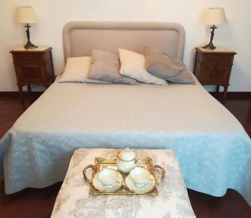 a bed with a tray of eggs on it at La stanza di Angi a Mondello in Palermo