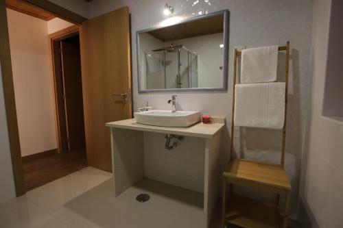 a bathroom with a sink and a mirror at Casa do Ocreza in Sobral Fernando