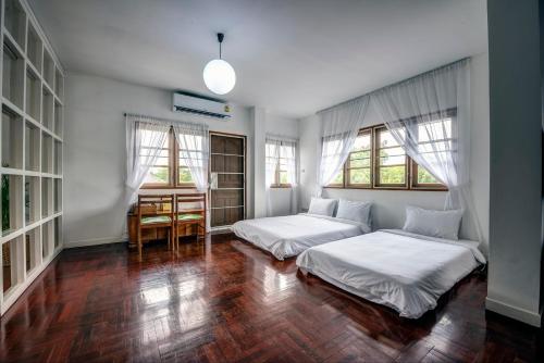 Postel nebo postele na pokoji v ubytování DoubleTree House