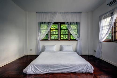 Postel nebo postele na pokoji v ubytování DoubleTree House