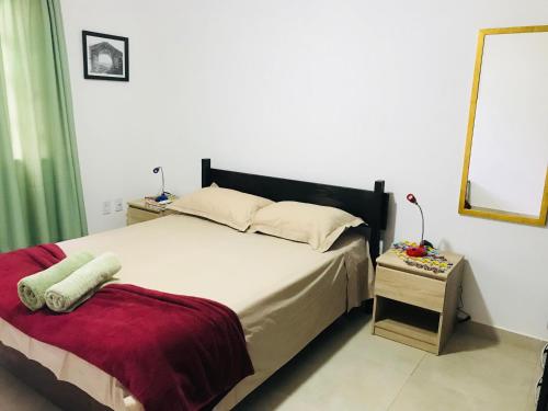 1 dormitorio con 1 cama grande con manta roja en Apartamento em Lencois - Bahia No 106, en Lençóis