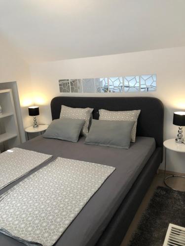 een bed met kussens in een kamer bij Luma 1 in Osijek