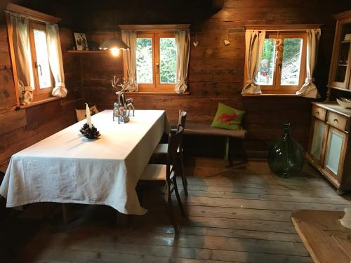 a dining room with a table in a cabin at Knottn Hüttl, St. Pankraz/Ulten, Nähe Meran in San Pancrazio dʼUltimo