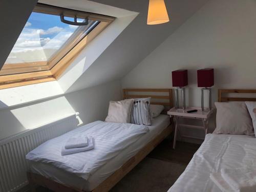 a bedroom with two beds and a window at ZUM BAHNHÖFLE Restaurant & Hotel - Albbruck Am Rhein in Albbruck