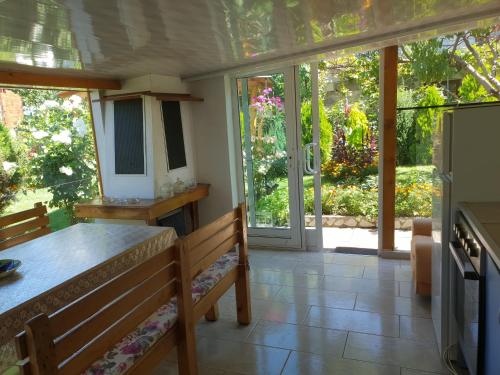 Η κουζίνα ή μικρή κουζίνα στο Kyurkchievi Guest House