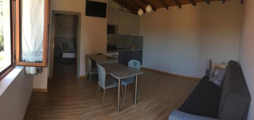 a kitchen and dining room with a table and chairs at Casas no Terreiro in Penacova