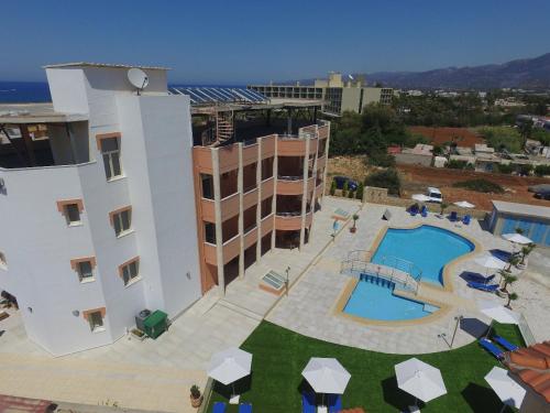 eine Luftaufnahme eines Hotels mit Swimmingpool in der Unterkunft Pleasure Beach Hotel in Malia