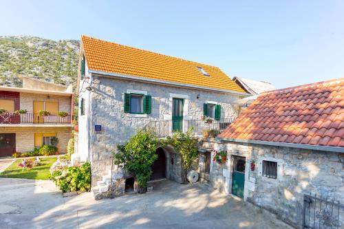 Το κτήριο όπου στεγάζεται  η παραθεριστική κατοικία
