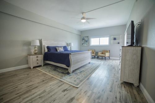 een slaapkamer met een bed en een televisie. bij Townhouse at San Remo in Clearwater Beach