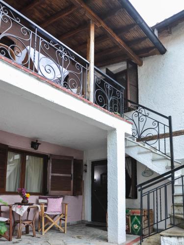 a balcony of a house with a table and chairs at Guesthouse Xenios Zeus in Stavroupoli