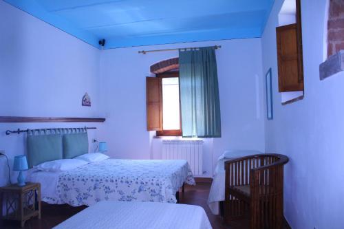 a bedroom with two beds and a window at Il Casolare in Penna