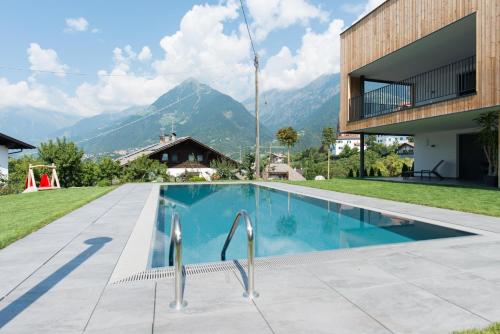 una casa con piscina con montagne sullo sfondo di Moar am Ort a Scena