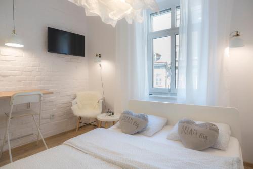 - une chambre blanche avec un lit et un bureau dans l'établissement "D&M" Studio Apartments, à Zagreb
