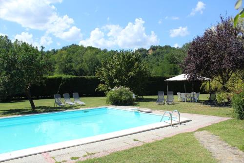 einen Pool im Hof eines Hauses in der Unterkunft Il Casolare in Penna