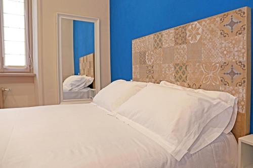 a bedroom with a bed and a mirror at APP9 - rooms and apartments in Bergamo