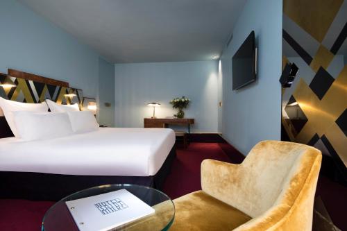 Ένα ή περισσότερα κρεβάτια σε δωμάτιο στο Hôtel Saint-Marc