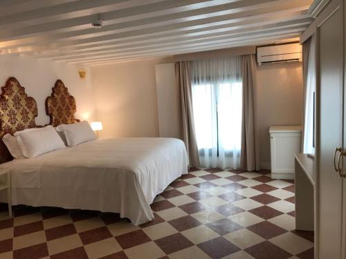Voodi või voodid majutusasutuse Suites alla Maddalena toas