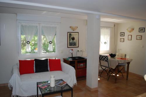 sala de estar con sofá blanco y mesa en le pitchounet en Arlés