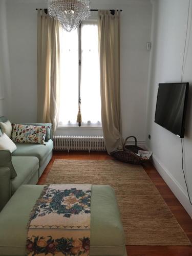 salon z kanapą i oknem w obiekcie Apartamento en el centro de Bilbao w mieście Bilbao