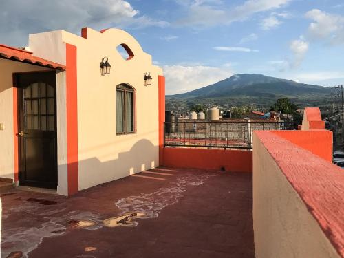 balcone di una casa con vista sulle montagne di Comodo Departamento a Tequila