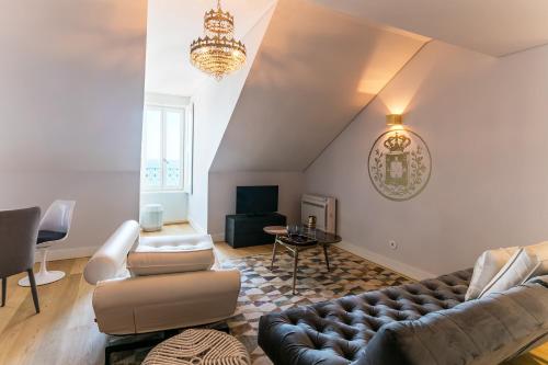 Almaria - Da Corte Apartments | Chiado في لشبونة: غرفة معيشة مع أريكة وطاولة