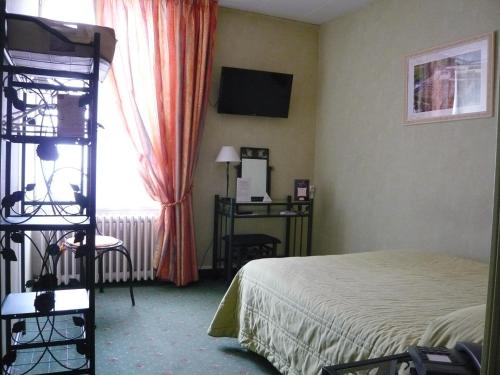 a hotel room with a bed and a window at Hôtel - Restaurant Saint Jacques in Blois