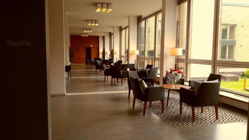 ヘルシンキにあるホテル ヨラス89の建物内のダイニングルーム(椅子、テーブル付)