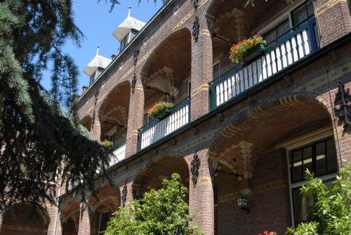 a brick building with flower boxes on the balconies at Fletcher Hotel Gilde in Deventer